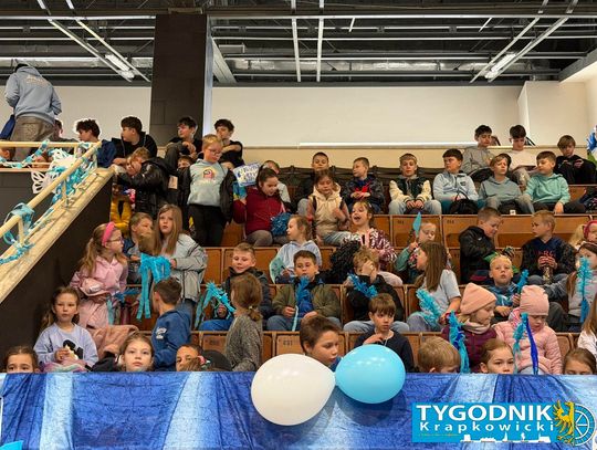 Niebieskie Igrzyska w hali sportowej w Otmęcie – dzieci z krapkowickich szkół i przedszkoli biorą udział w integracyjnych konkurencjach sportowych