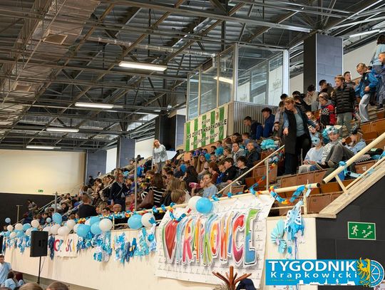 Niebieskie Igrzyska w hali sportowej w Otmęcie – dzieci z krapkowickich szkół i przedszkoli biorą udział w integracyjnych konkurencjach sportowych