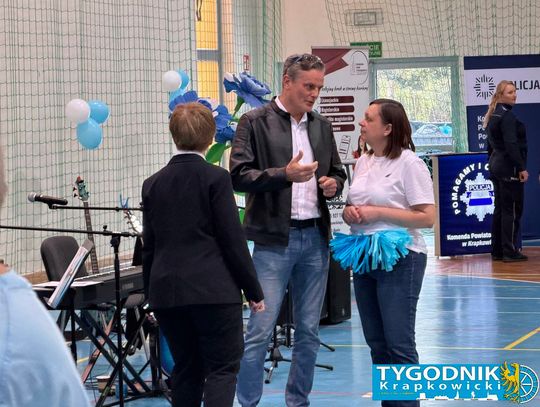 Niebieskie Igrzyska w hali sportowej w Otmęcie – dzieci z krapkowickich szkół i przedszkoli biorą udział w integracyjnych konkurencjach sportowych