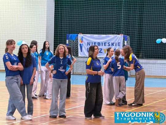 Niebieskie Igrzyska w hali sportowej w Otmęcie – dzieci z krapkowickich szkół i przedszkoli biorą udział w integracyjnych konkurencjach sportowych
