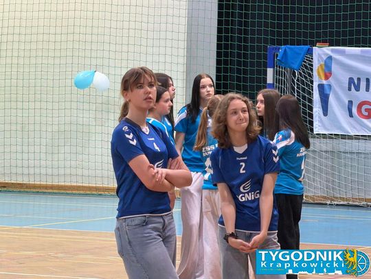 Niebieskie Igrzyska w hali sportowej w Otmęcie – dzieci z krapkowickich szkół i przedszkoli biorą udział w integracyjnych konkurencjach sportowych