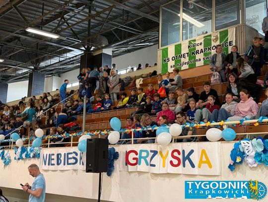 Niebieskie Igrzyska w hali sportowej w Otmęcie – dzieci z krapkowickich szkół i przedszkoli biorą udział w integracyjnych konkurencjach sportowych