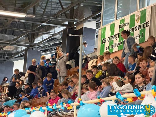 Niebieskie Igrzyska w hali sportowej w Otmęcie – dzieci z krapkowickich szkół i przedszkoli biorą udział w integracyjnych konkurencjach sportowych