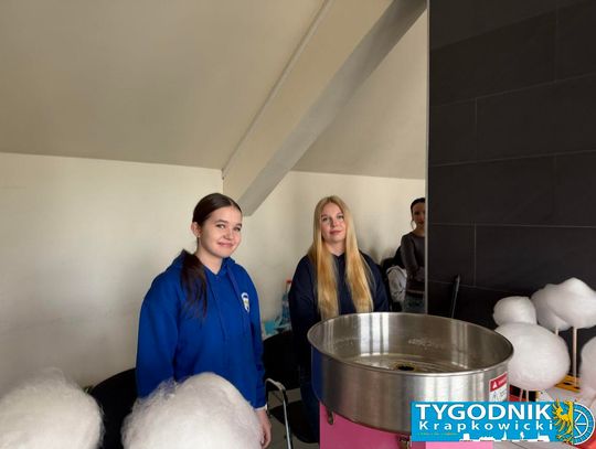 Niebieskie Igrzyska w hali sportowej w Otmęcie – dzieci z krapkowickich szkół i przedszkoli biorą udział w integracyjnych konkurencjach sportowych