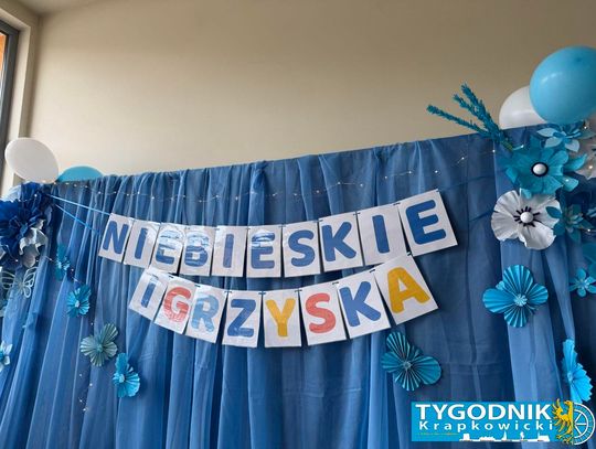Niebieskie Igrzyska w hali sportowej w Otmęcie – dzieci z krapkowickich szkół i przedszkoli biorą udział w integracyjnych konkurencjach sportowych