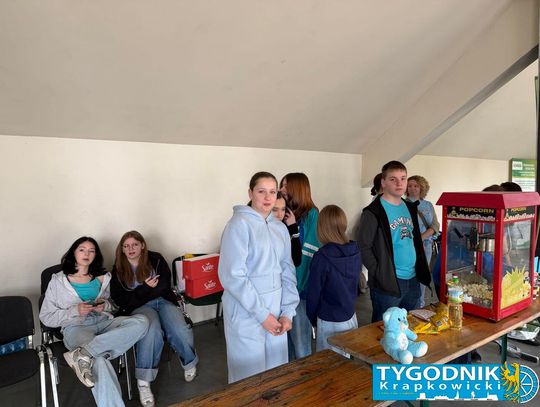 Niebieskie Igrzyska w hali sportowej w Otmęcie – dzieci z krapkowickich szkół i przedszkoli biorą udział w integracyjnych konkurencjach sportowych