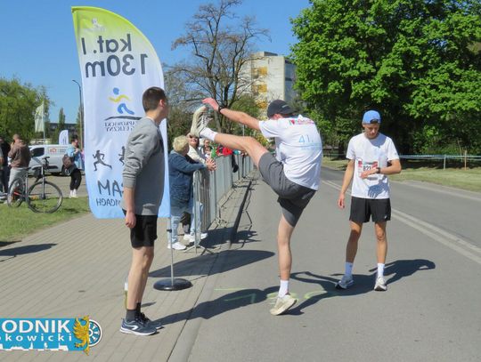 Zawodnicy biegu ulicznego na trasie w Krapkowicach podczas 42. edycji imprezy z dopingiem kibiców