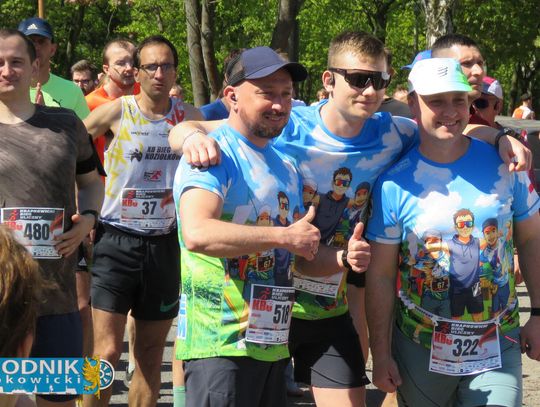 Zawodnicy biegu ulicznego na trasie w Krapkowicach podczas 42. edycji imprezy z dopingiem kibiców