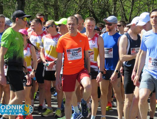 Zawodnicy biegu ulicznego na trasie w Krapkowicach podczas 42. edycji imprezy z dopingiem kibiców