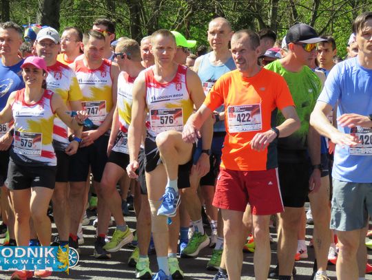 Zawodnicy biegu ulicznego na trasie w Krapkowicach podczas 42. edycji imprezy z dopingiem kibiców