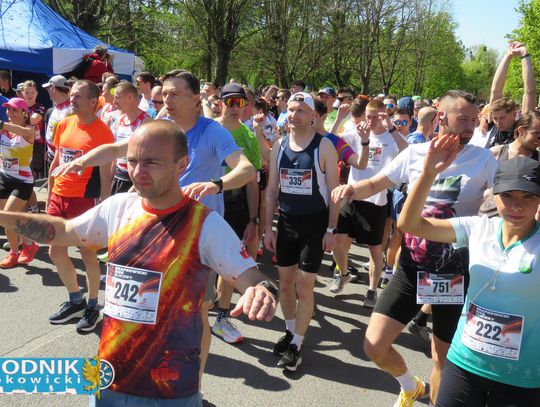 Zawodnicy biegu ulicznego na trasie w Krapkowicach podczas 42. edycji imprezy z dopingiem kibiców