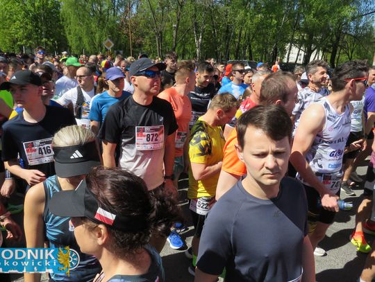 Zawodnicy biegu ulicznego na trasie w Krapkowicach podczas 42. edycji imprezy z dopingiem kibiców
