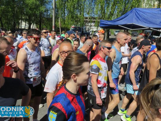 Zawodnicy biegu ulicznego na trasie w Krapkowicach podczas 42. edycji imprezy z dopingiem kibiców