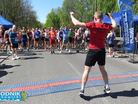 Zawodnicy biegu ulicznego na trasie w Krapkowicach podczas 42. edycji imprezy z dopingiem kibiców