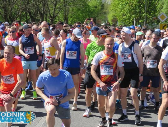 Zawodnicy biegu ulicznego na trasie w Krapkowicach podczas 42. edycji imprezy z dopingiem kibiców