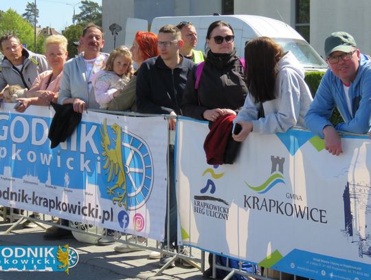 Zawodnicy biegu ulicznego na trasie w Krapkowicach podczas 42. edycji imprezy z dopingiem kibiców