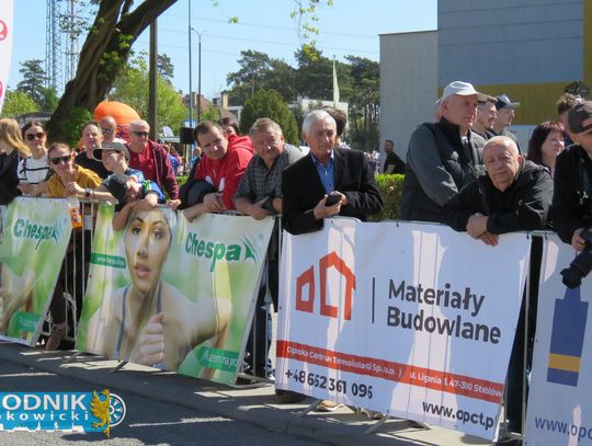 Zawodnicy biegu ulicznego na trasie w Krapkowicach podczas 42. edycji imprezy z dopingiem kibiców
