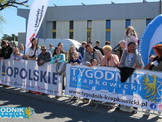 Zawodnicy biegu ulicznego na trasie w Krapkowicach podczas 42. edycji imprezy z dopingiem kibiców