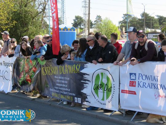 Zawodnicy biegu ulicznego na trasie w Krapkowicach podczas 42. edycji imprezy z dopingiem kibiców