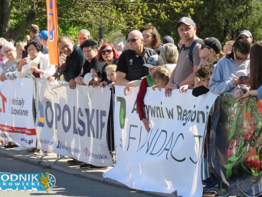 Zawodnicy biegu ulicznego na trasie w Krapkowicach podczas 42. edycji imprezy z dopingiem kibiców