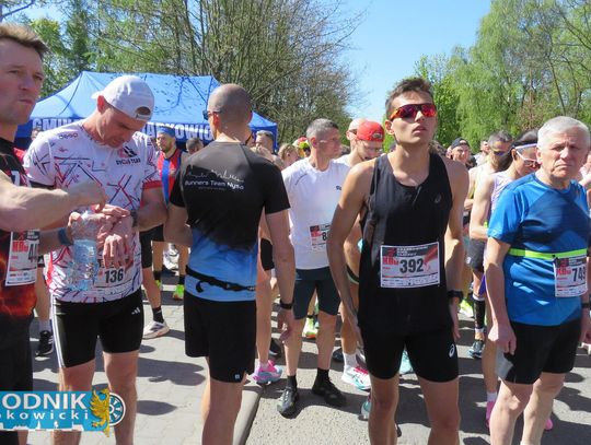 Zawodnicy biegu ulicznego na trasie w Krapkowicach podczas 42. edycji imprezy z dopingiem kibiców