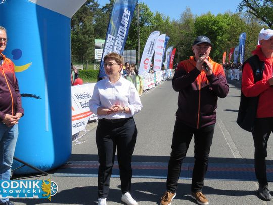 Zawodnicy biegu ulicznego na trasie w Krapkowicach podczas 42. edycji imprezy z dopingiem kibiców