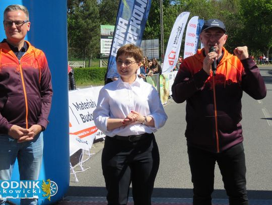 Zawodnicy biegu ulicznego na trasie w Krapkowicach podczas 42. edycji imprezy z dopingiem kibiców