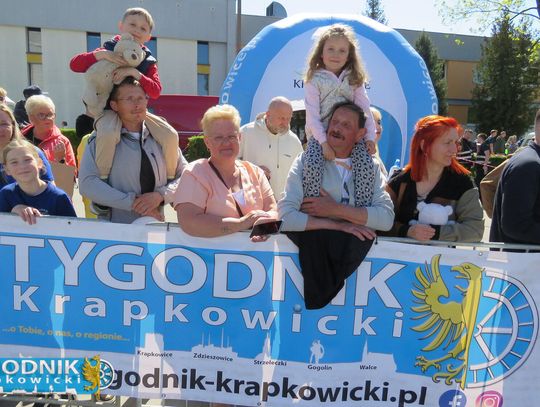Zawodnicy biegu ulicznego na trasie w Krapkowicach podczas 42. edycji imprezy z dopingiem kibiców