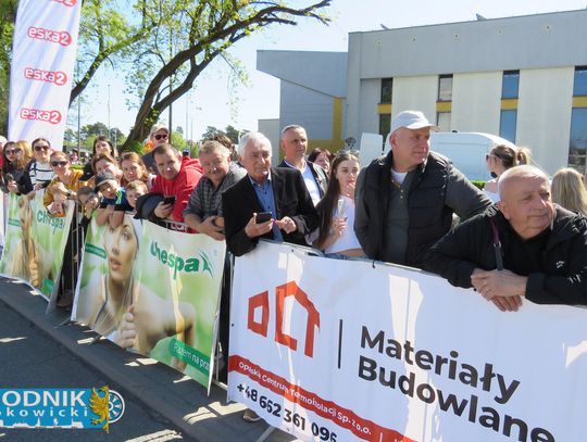 Zawodnicy biegu ulicznego na trasie w Krapkowicach podczas 42. edycji imprezy z dopingiem kibiców