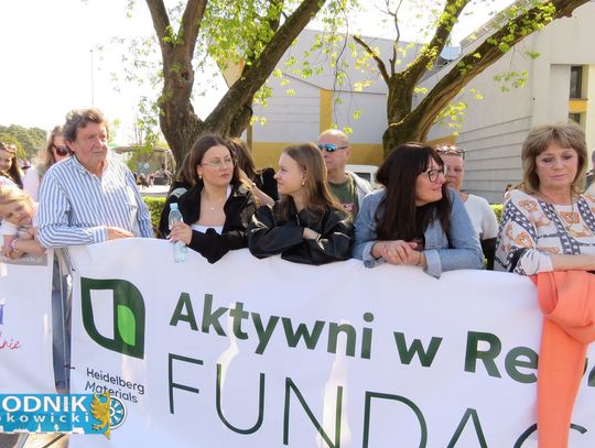 Zawodnicy biegu ulicznego na trasie w Krapkowicach podczas 42. edycji imprezy z dopingiem kibiców
