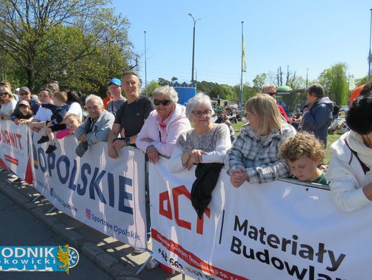 Zawodnicy biegu ulicznego na trasie w Krapkowicach podczas 42. edycji imprezy z dopingiem kibiców