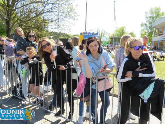 Zawodnicy biegu ulicznego na trasie w Krapkowicach podczas 42. edycji imprezy z dopingiem kibiców