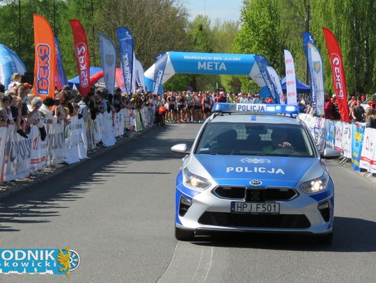 Zawodnicy biegu ulicznego na trasie w Krapkowicach podczas 42. edycji imprezy z dopingiem kibiców