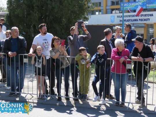 Zawodnicy biegu ulicznego na trasie w Krapkowicach podczas 42. edycji imprezy z dopingiem kibiców