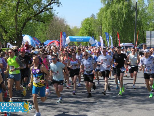 Zawodnicy biegu ulicznego na trasie w Krapkowicach podczas 42. edycji imprezy z dopingiem kibiców