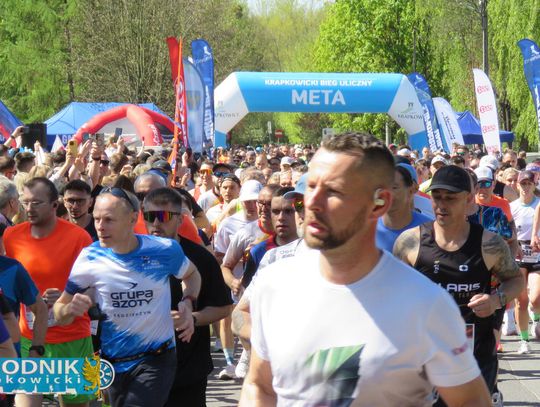Zawodnicy biegu ulicznego na trasie w Krapkowicach podczas 42. edycji imprezy z dopingiem kibiców