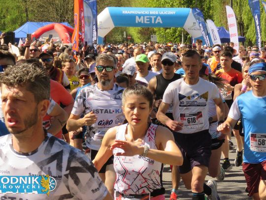 Zawodnicy biegu ulicznego na trasie w Krapkowicach podczas 42. edycji imprezy z dopingiem kibiców