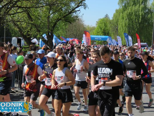 Zawodnicy biegu ulicznego na trasie w Krapkowicach podczas 42. edycji imprezy z dopingiem kibiców