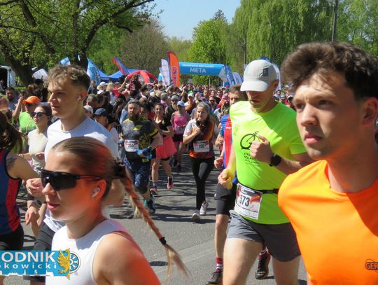 Zawodnicy biegu ulicznego na trasie w Krapkowicach podczas 42. edycji imprezy z dopingiem kibiców