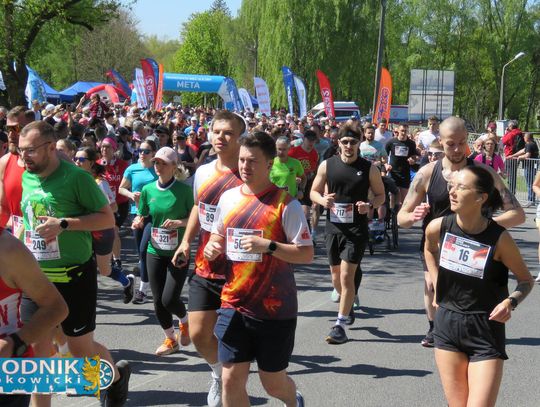 Zawodnicy biegu ulicznego na trasie w Krapkowicach podczas 42. edycji imprezy z dopingiem kibiców