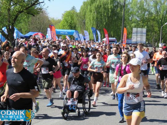 Zawodnicy biegu ulicznego na trasie w Krapkowicach podczas 42. edycji imprezy z dopingiem kibiców