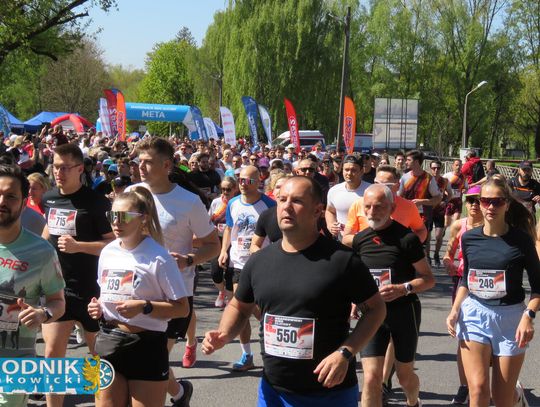 Zawodnicy biegu ulicznego na trasie w Krapkowicach podczas 42. edycji imprezy z dopingiem kibiców