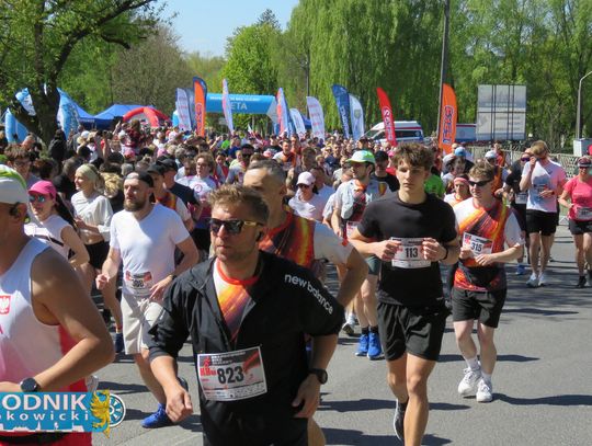 Zawodnicy biegu ulicznego na trasie w Krapkowicach podczas 42. edycji imprezy z dopingiem kibiców