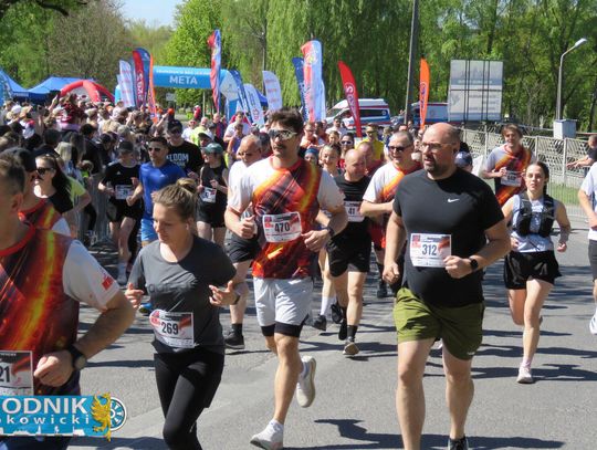 Zawodnicy biegu ulicznego na trasie w Krapkowicach podczas 42. edycji imprezy z dopingiem kibiców