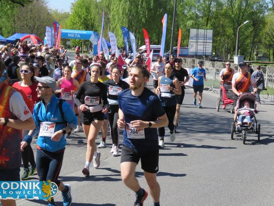 Zawodnicy biegu ulicznego na trasie w Krapkowicach podczas 42. edycji imprezy z dopingiem kibiców