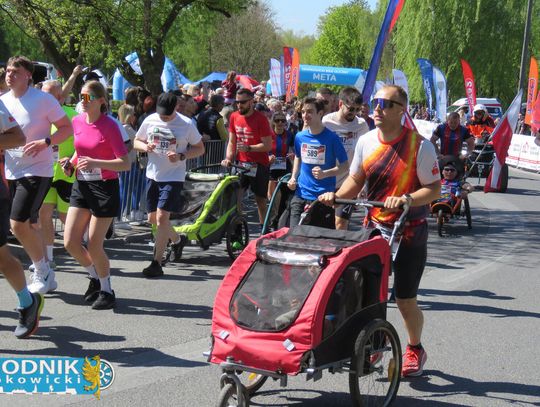 Zawodnicy biegu ulicznego na trasie w Krapkowicach podczas 42. edycji imprezy z dopingiem kibiców