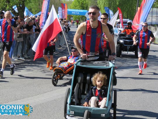 Zawodnicy biegu ulicznego na trasie w Krapkowicach podczas 42. edycji imprezy z dopingiem kibiców
