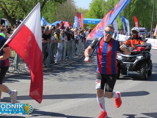 Zawodnicy biegu ulicznego na trasie w Krapkowicach podczas 42. edycji imprezy z dopingiem kibiców