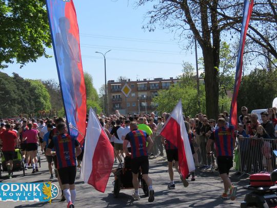 Zawodnicy biegu ulicznego na trasie w Krapkowicach podczas 42. edycji imprezy z dopingiem kibiców