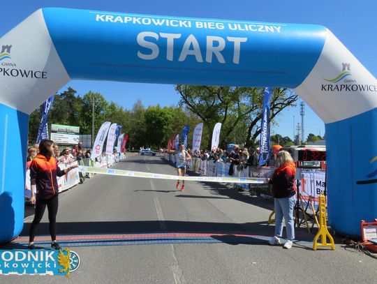 Zawodnicy biegu ulicznego na trasie w Krapkowicach podczas 42. edycji imprezy z dopingiem kibiców